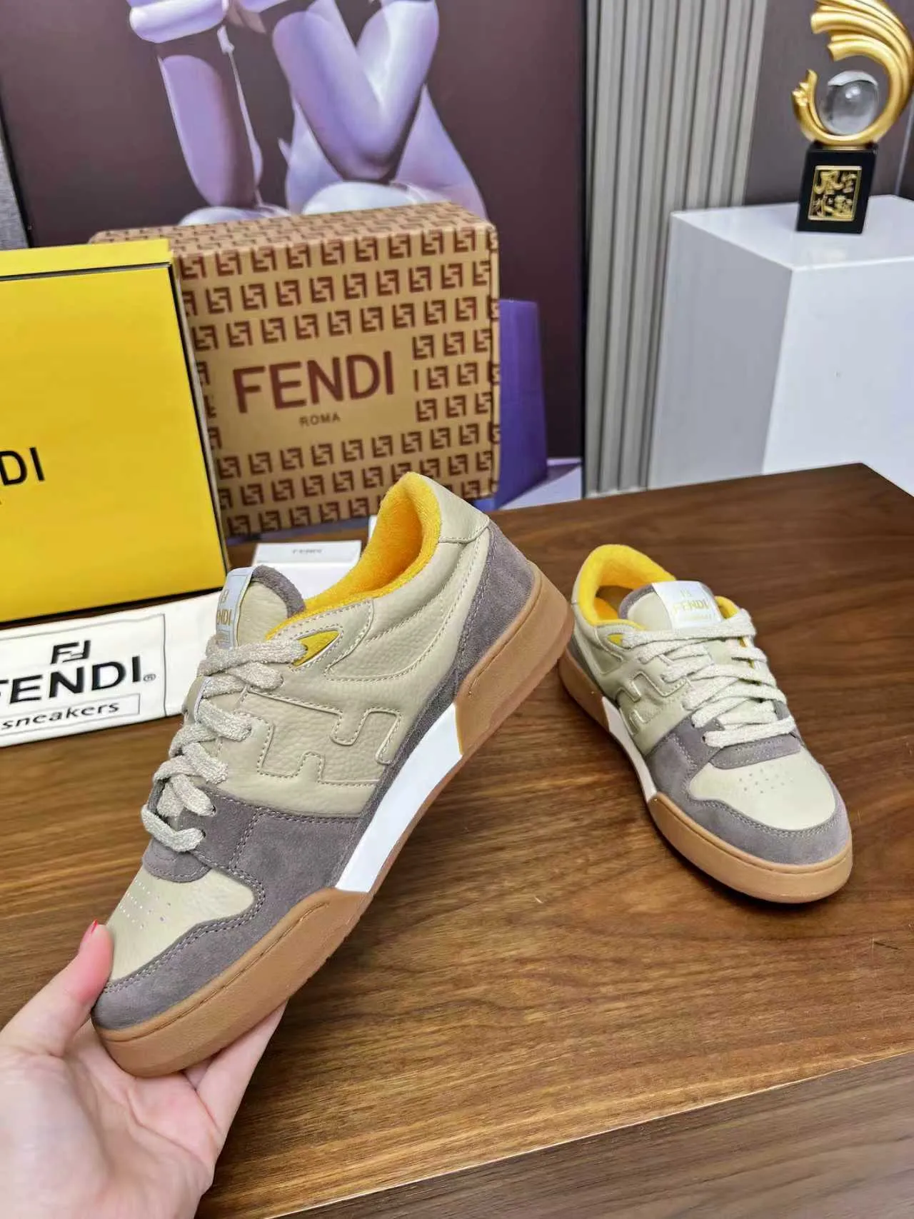Factory price 660💰 Fendi·Fendi⛳️Hot-selling 35--45 couple model👫 FD match Original purchase for RMB14340 One-to-one reproduction Designer Kim Jones's first sneaker fendi match and Donkey brand Trainer basketball sneakers, fresh blood injected with FF retro design Super good-looking and versatile, the upper is made of cowhide and cowhide splicing combination, with concave and convex double F on the side The logo lining is made of terry velvet 🤗Super soft on the feet, lightweight and comfortable to match with a sweatshirt, original full package! ✦ Fabric: cowhide + cowhide color matching ✦ Lining: original terry velvet lining ✦ Sole: original molded multi-color color matching sole ✦ Sole: mesh injection molding pad ✦ Sole thickness: 3.5cm ✦ Female size: 35--40, female 40 customized ✦ Male size: 39--45, male 45 customized
